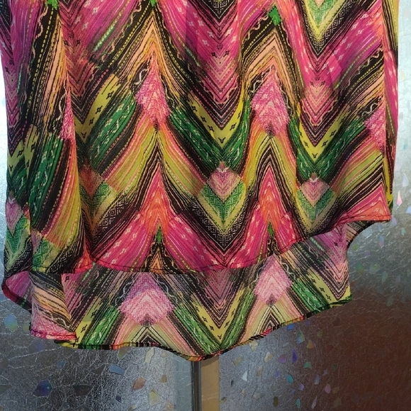 Sami & Jo Pink Sleeveless Blouse with Chevron Pattern - Picture 8 of 13